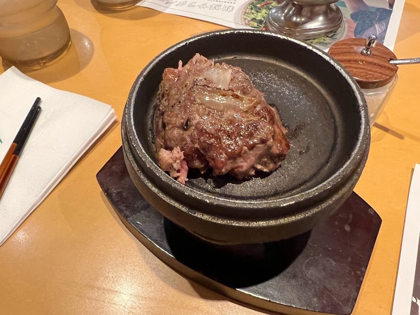 塩で食べる俵型「炭焼き黒毛和牛ハンバーグ」が絶品…ブロンコビリー