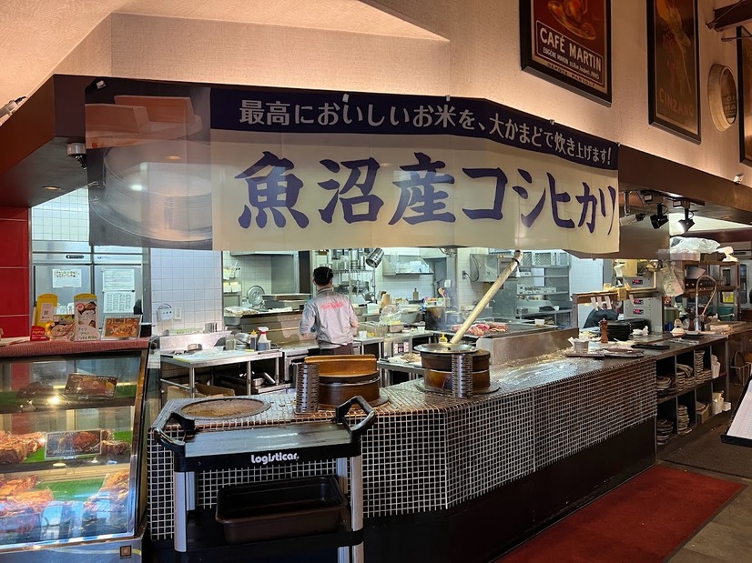 塩で食べる俵型「炭焼き黒毛和牛ハンバーグ」が絶品…ブロンコビリー
