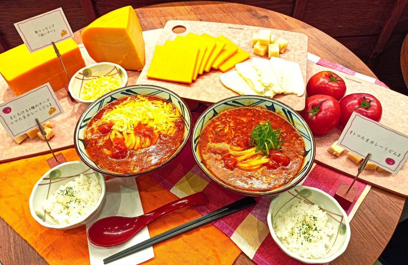 とろ～り濃厚チーズが激うま！丸亀製麺「トマたまカレーうどん」の新作を一足先に試食！