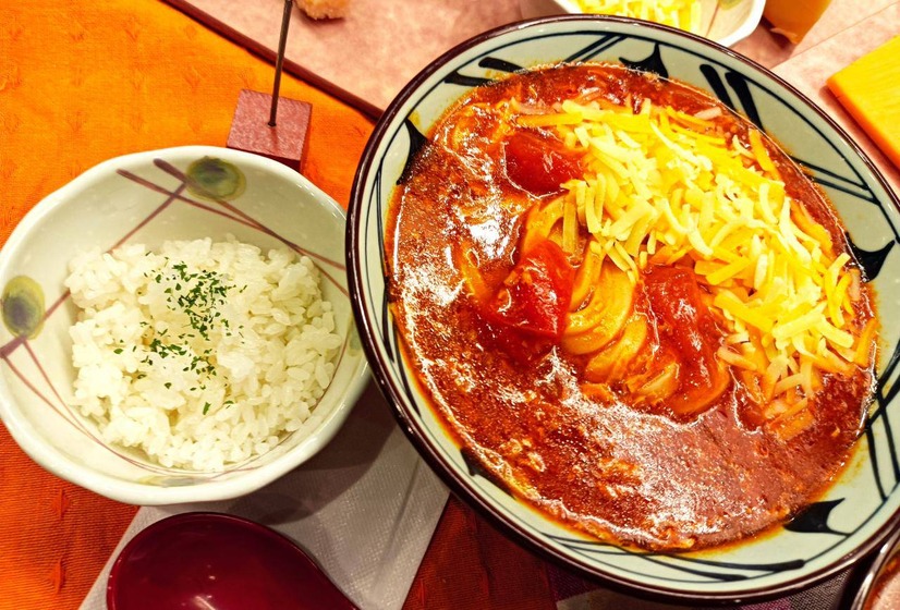 とろ～り濃厚チーズが激うま！丸亀製麺「トマたまカレーうどん」の新作を一足先に試食！