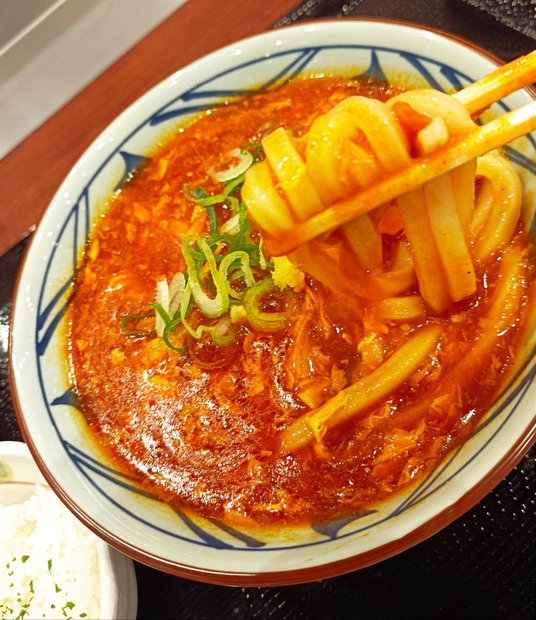 とろ～り濃厚チーズが激うま！丸亀製麺「トマたまカレーうどん」の新作を一足先に試食！