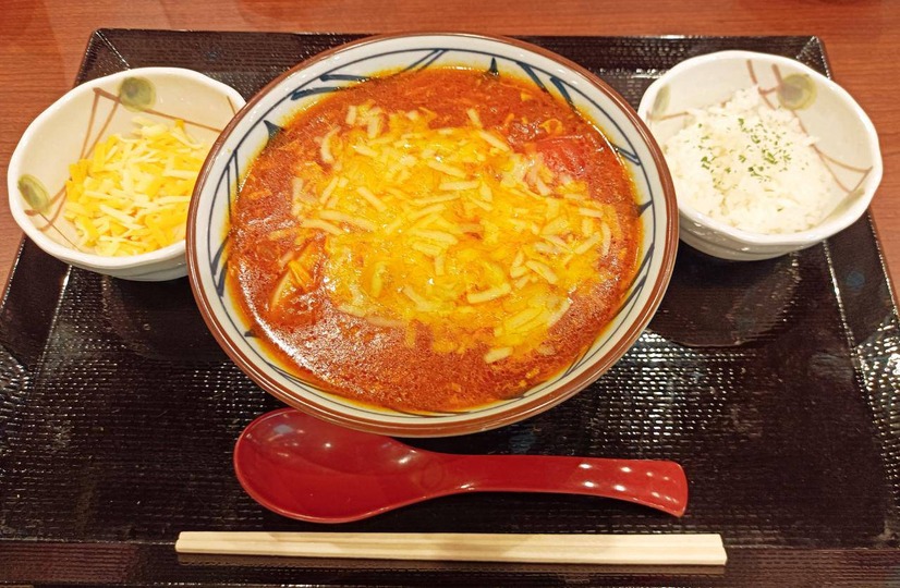 とろ～り濃厚チーズが激うま！丸亀製麺「トマたまカレーうどん」の新作を一足先に試食！