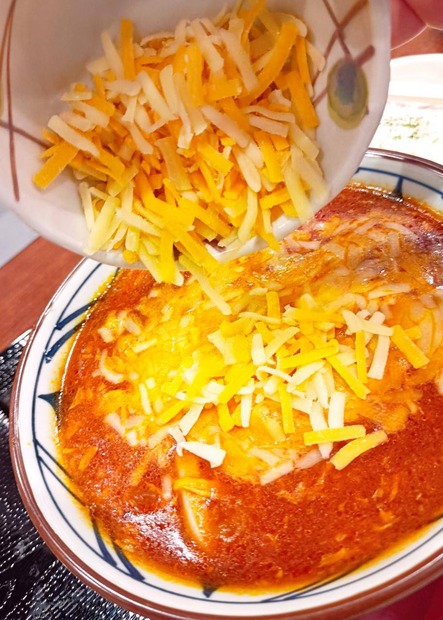 とろ～り濃厚チーズが激うま！丸亀製麺「トマたまカレーうどん」の新作を一足先に試食！