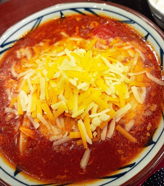 とろ～り濃厚チーズが激うま！丸亀製麺「トマたまカレーうどん」の新作を一足先に試食！