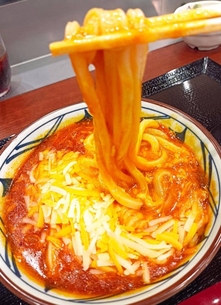 とろ～り濃厚チーズが激うま！丸亀製麺「トマたまカレーうどん」の新作を一足先に試食！