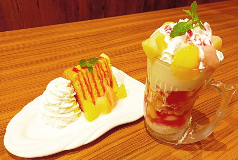 びっくりドンキーで期間限定の「ピーチデザートフェア」をチェック！特大ジョッキパフェなどを実食！
