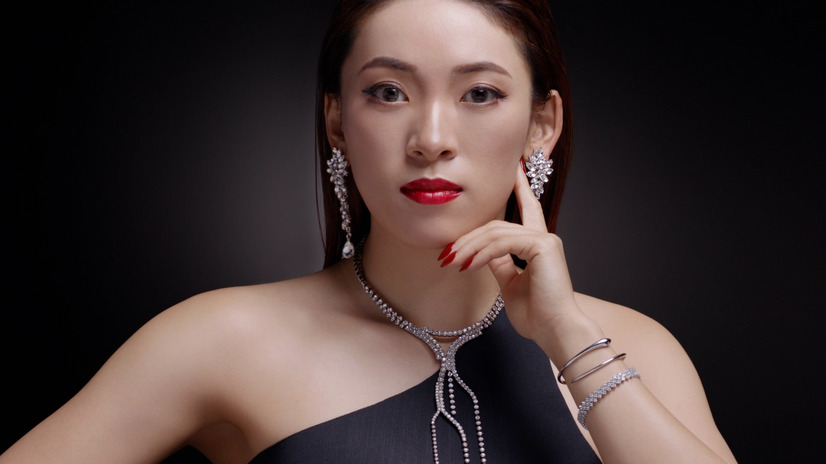 フワちゃんが黒のミニドレス姿で“大人”に大変身！「菜々緒になった気持ち！」