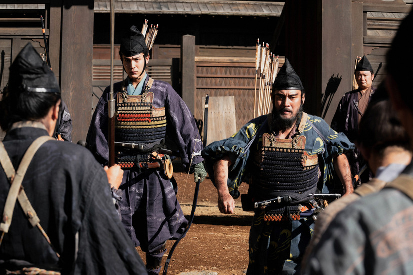 御所・庭にて。家人たちに源義高（市川染五郎）を探しに行くと伝える義盛と畠山重忠（中川大志）（C）NHK