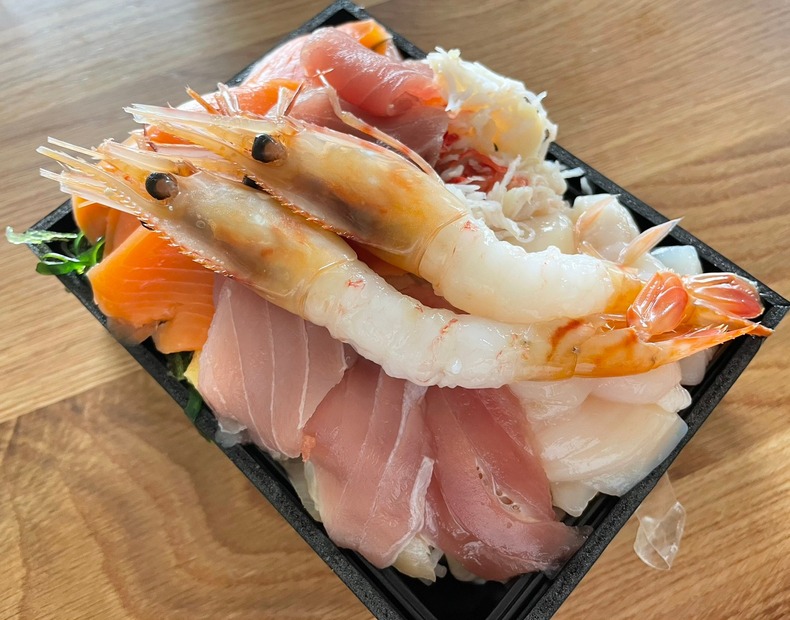 札幌 汐音の「海鮮豪華もりもり弁当」（3240円）50食限定