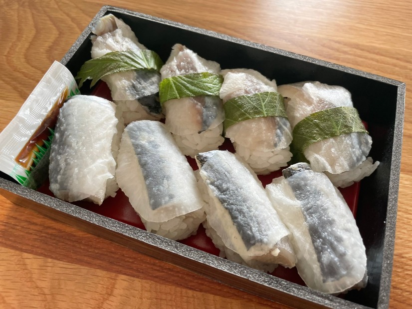 釧路 弁当工房 引田屋の「さばといわしのほっかぶり寿司」（1350円）