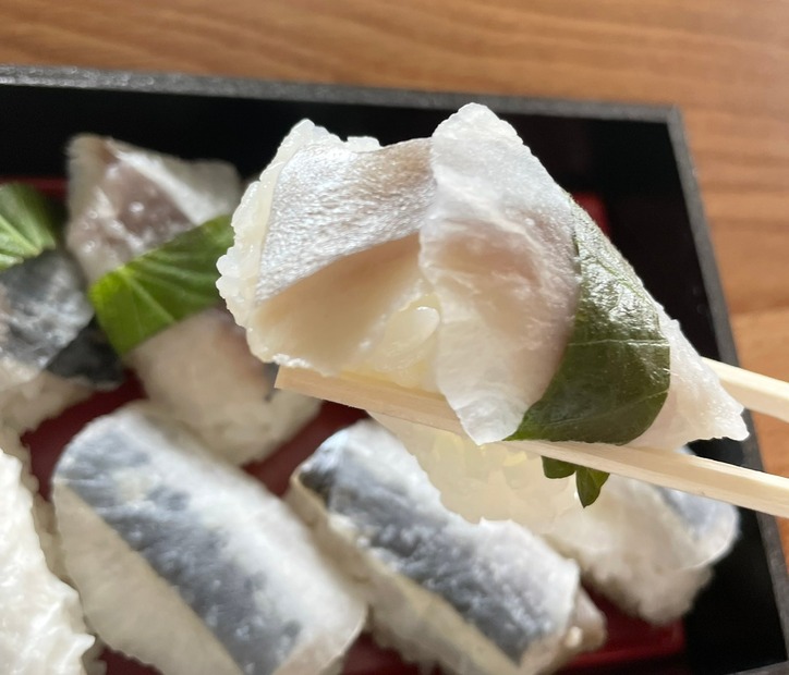 釧路 弁当工房 引田屋の「さばといわしのほっかぶり寿司」（1350円）