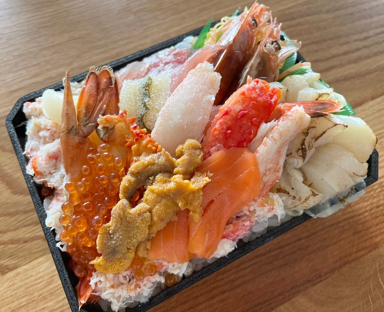鮨龍儀の「海鮮モリモリプレミアム弁当」（2484円）