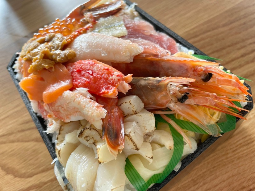 鮨龍儀の「海鮮モリモリプレミアム弁当」（2484円）