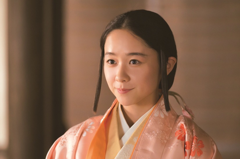 比奈（堀田真由）　（c）NHK