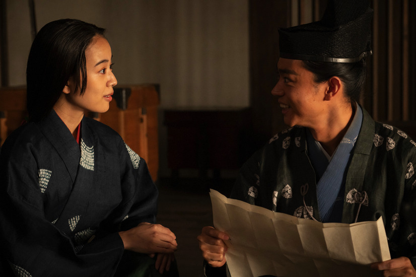 京・義経の宿所にて。源頼朝（大泉洋）から伊予守に推挙されることになり、大喜びする義経（菅田将暉）と静御前（石橋静河）（C）NHK