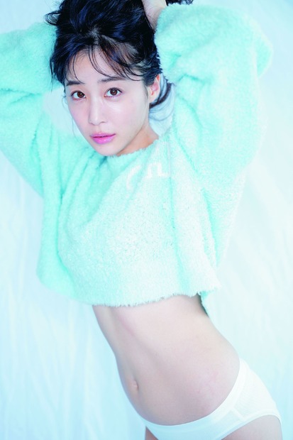 休井美郷1st写真集『Qun（きゅん）』（発売：主婦と生活社、撮影：花盛友里）先行カット