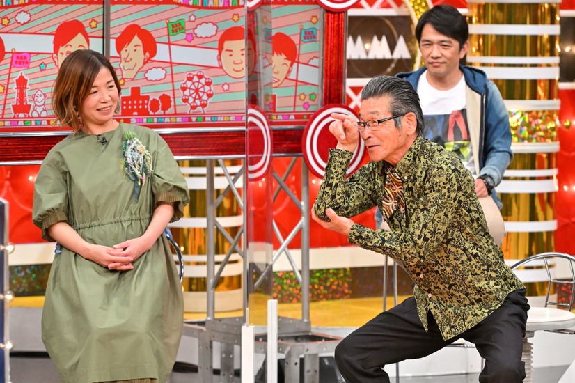 大久保佳代子にギャグを披露する間寛平（後方）中川家・剛（c）MBS