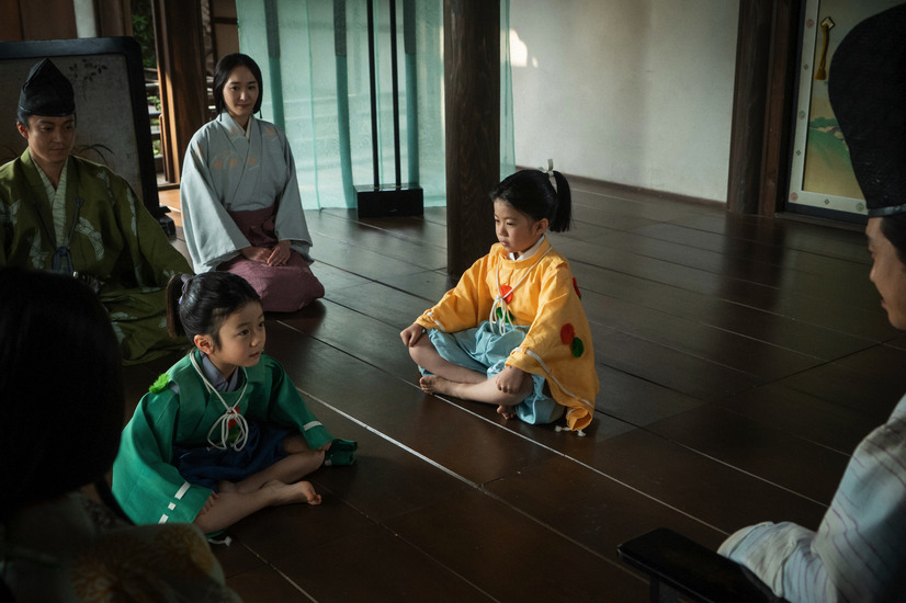 鎌倉御所・政子の居室にて。頼朝の息子・万寿にあいさつする義時の息子・金剛と、見守る義時、八重（新垣結衣）ら（C）NHK