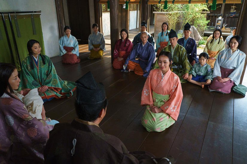 北条館にて。北条時政（坂東彌十郎）とりく（宮沢りえ）の息子が誕生したことを祝い、北条家に連なるメンバーが大集合するが、大姫（南沙良）の言動がどことなく…（C）NHK