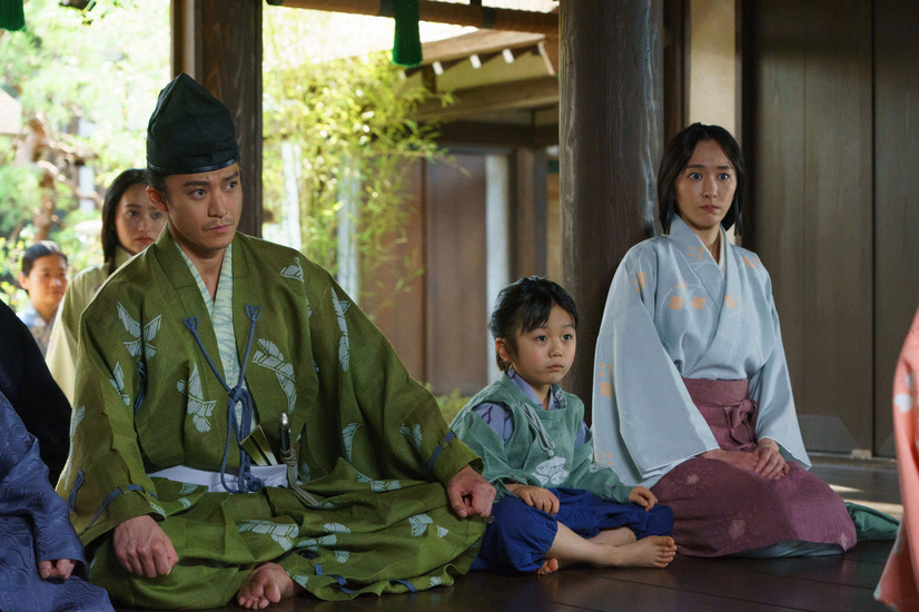 北条館にて。祝いの席ながら、大姫の不思議な言動に困惑する義時、八重、金剛（森優理斗）（C）NHK