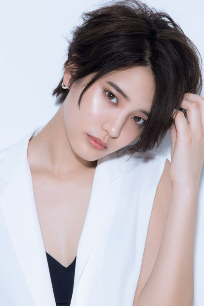 玲役の山崎紘菜