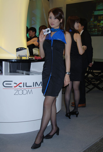 　PIE2005のカシオ計算機ブースでは、500万画素のムービーデジカメ「EXILIM PRO EX-P505」や2.7型液晶搭載デジカメ「EXILIM ZOOM EX-Z57」をメインにアピール。アクロバットな演出で観客を魅了。