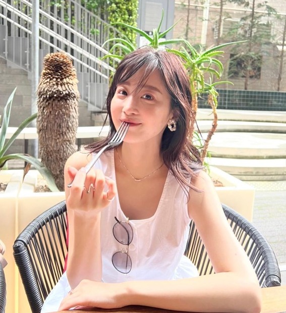 写真は休井美郷の公式Instagramから（※写真は所属事務所より掲載許諾をもらってます）