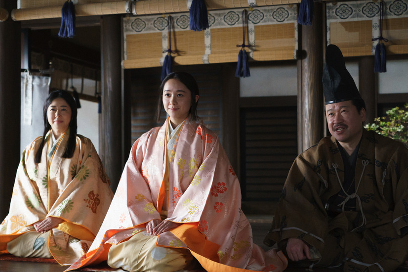 鎌倉御所・頼朝の居室にて。比企能員（佐藤二朗）と妻の道（堀内敬子）が、姪の比奈（堀田真由）を頼朝の側に仕えさせたいと紹介する（C）NHK