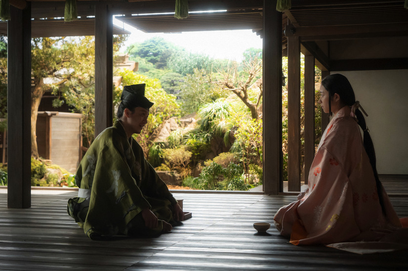 義時の館にて。ある事情で、義時のところを訪れた比奈と初めて対面した義時（C）NHK