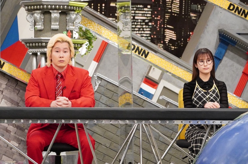 左から）カズレーザー（メイプル超合金）、恒松祐里（C）フジテレビ