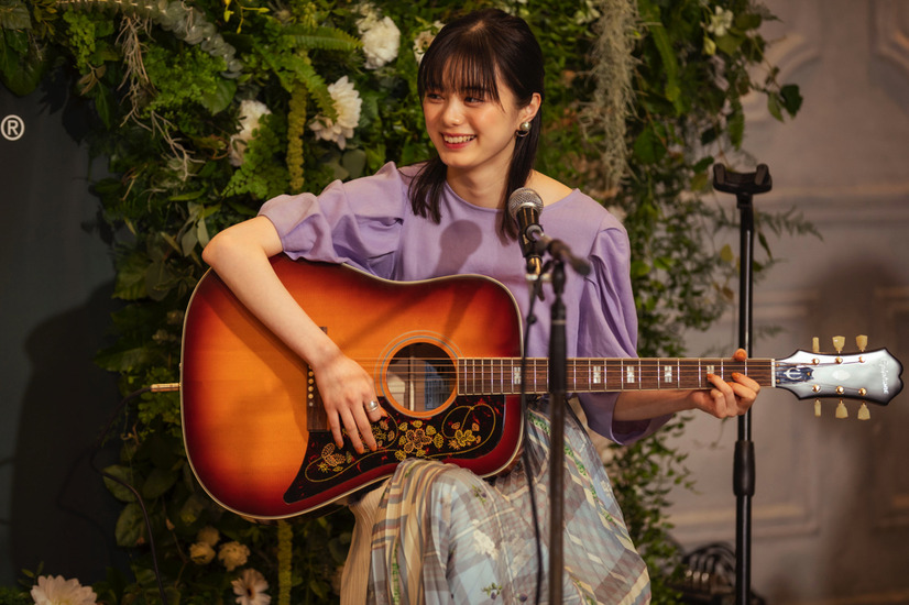 紺野彩夏、“ギター練習企画”で憧れの井上苑子と共演！「大切な君へ」セッションライブ開催