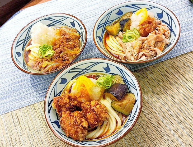 【実食】丸亀製麺“冷やしうどん”で人気NO.1の「鬼おろし肉ぶっかけ」に新作が登場！ひと足先に試食！