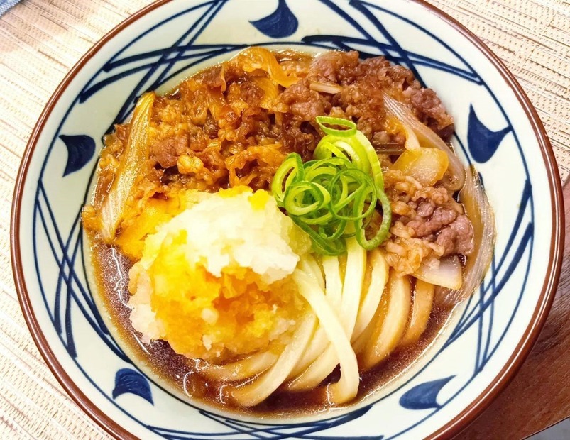 【実食】丸亀製麺“冷やしうどん”で人気NO.1の「鬼おろし肉ぶっかけ」に新作が登場！ひと足先に試食！