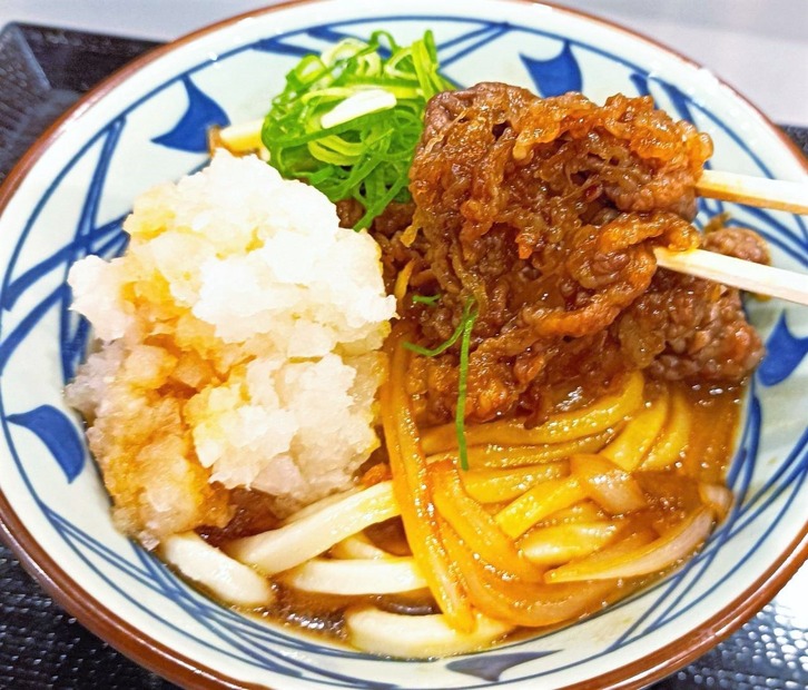 【実食】丸亀製麺“冷やしうどん”で人気NO.1の「鬼おろし肉ぶっかけ」に新作が登場！ひと足先に試食！