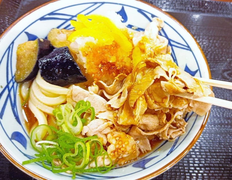 【実食】丸亀製麺“冷やしうどん”で人気NO.1の「鬼おろし肉ぶっかけ」に新作が登場！ひと足先に試食！