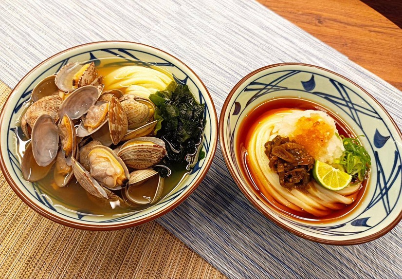 【実食】本日発売！丼から溢れんばかりのあさりが魅力「あさり冷やかけうどん」！後を引く美味しさ「青唐おろしぶっかけうどん」