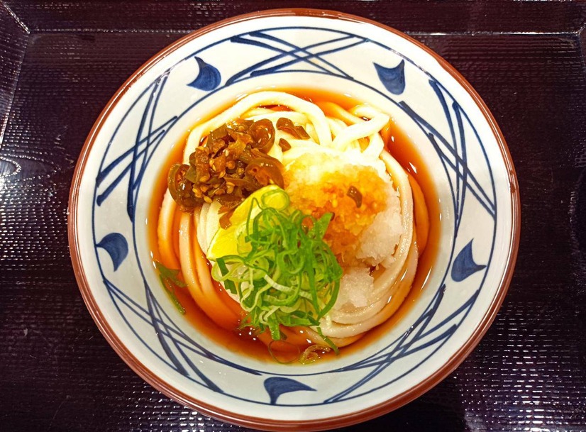 【実食】本日発売！丼から溢れんばかりのあさりが魅力「あさり冷やかけうどん」！後を引く美味しさ「青唐おろしぶっかけうどん」