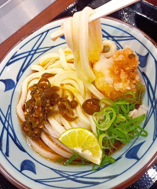 【実食】本日発売！丼から溢れんばかりのあさりが魅力「あさり冷やかけうどん」！後を引く美味しさ「青唐おろしぶっかけうどん」
