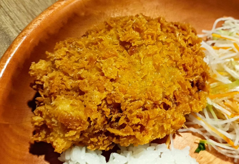 【実食レポ】じゅわっと“サクうま”！「びっくりドンキー」のハンバーグを揚げた期間限定「メンチカツディッシュ」
