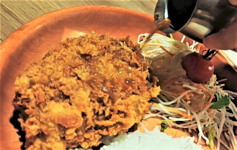 【実食レポ】じゅわっと“サクうま”！「びっくりドンキー」のハンバーグを揚げた期間限定「メンチカツディッシュ」