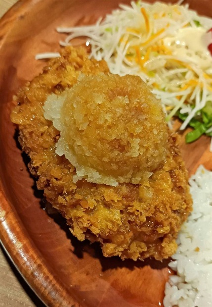 【実食レポ】じゅわっと“サクうま”！「びっくりドンキー」のハンバーグを揚げた期間限定「メンチカツディッシュ」