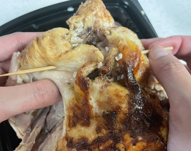 ロティサリーで参鶏湯をつくる（撮影：渡邉）