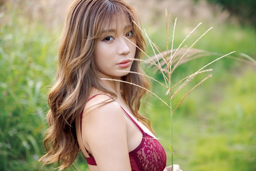 葉月あや3rd写真集『a natural』（出版社：ワニブックス、撮影：鈴木ゴータ）
