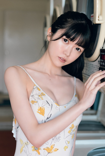 『B.L.T.2022年8月号』【ローソンエンタテインメント購入特典ポストカード：小野寺梓（真っ白なキャンバス）】　（c）東京ニュース通信社