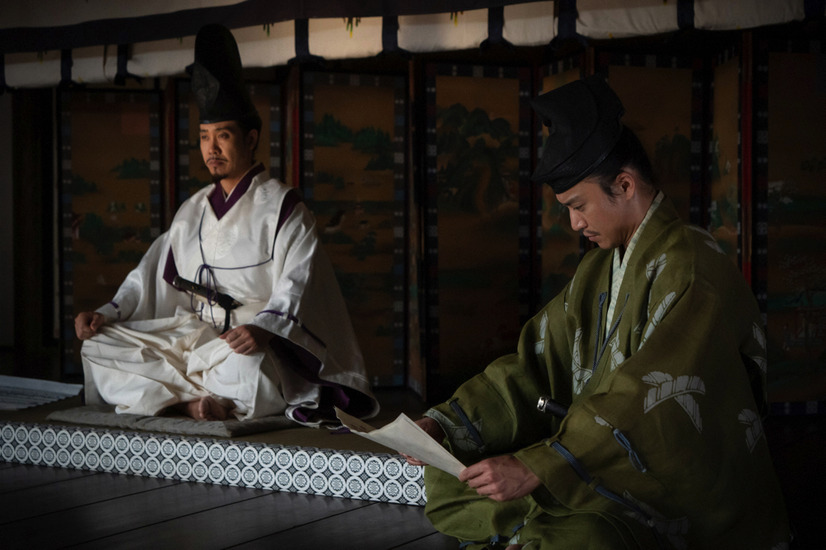 鎌倉御所・寝殿にて。範頼が差し出した起請文を読む義時と、険しい表情の頼朝（C）NHK