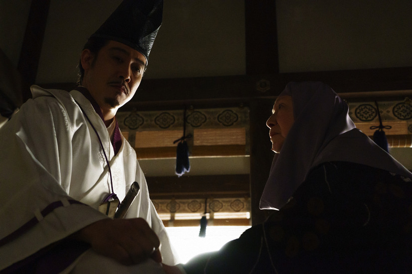 鎌倉御所・頼朝の居室にて。比企尼（草笛光子）に「立場は人を変えますね」と叱責される頼朝（C）NHK
