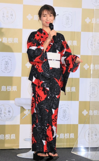 内山理名【撮影：小宮山あきの】