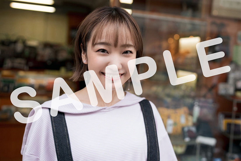 大橋彩香 声優デビュー10周年記念メモリアルブック『Sunflower』ゲーマーズ発売記念フェアブロマイド（c）主婦の友社