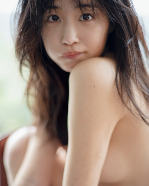 休井美郷「あざとカワイイは最高の誉め言葉」…大胆な“ドーナツブラ”の写真集発売！
