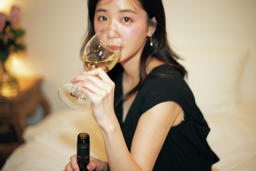 休井美郷「あざとカワイイは最高の誉め言葉」…大胆な“ドーナツブラ”の写真集発売！